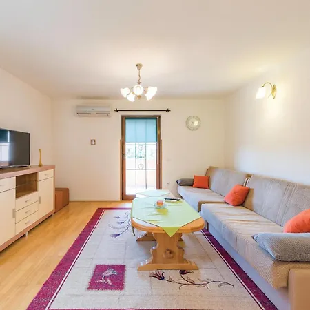 Three-bedroom In Appartement