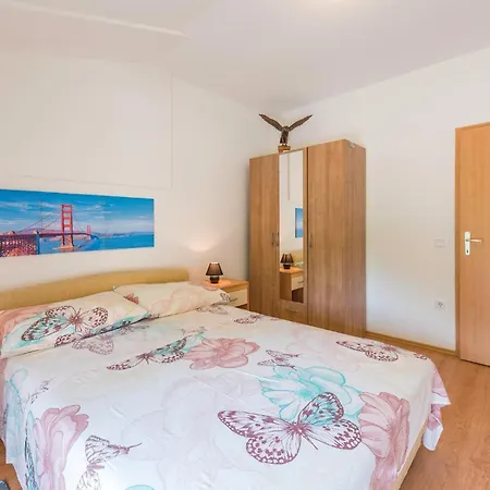 شقة Three-bedroom In *